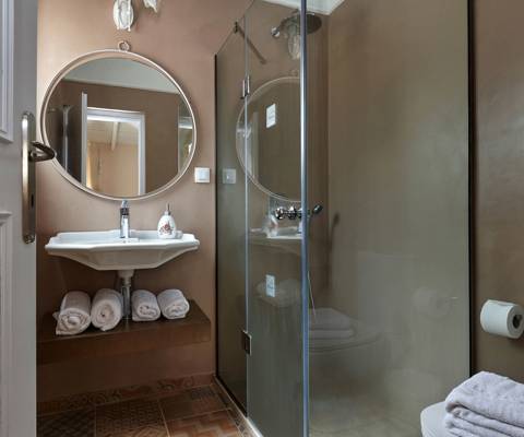 Marni Hotel Premium Studio Bathroom with walk-in shower and round mirror